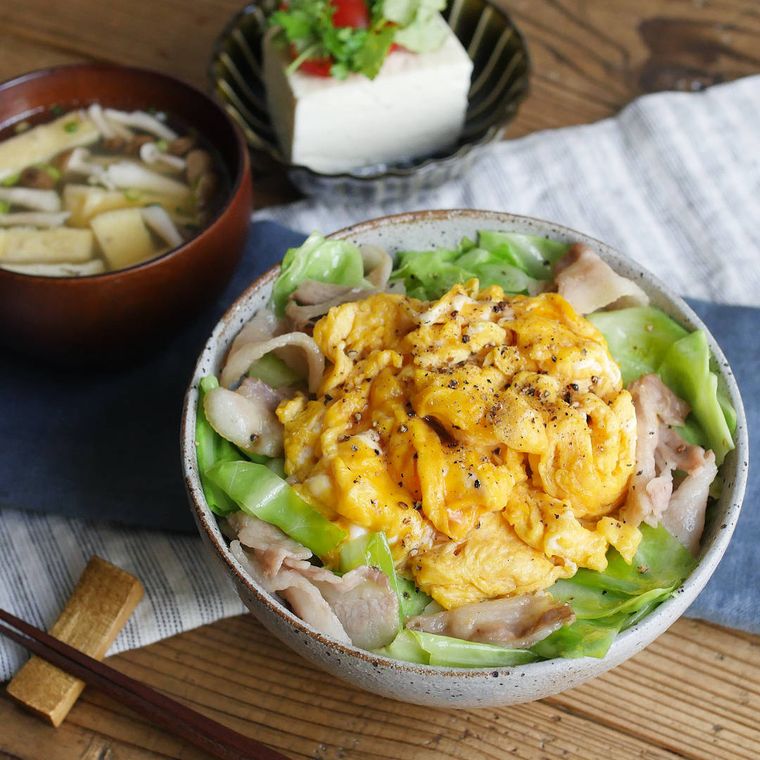 丼に盛り付けられ、味噌汁と冷奴が添えたられたキャベツと卵の豚丼