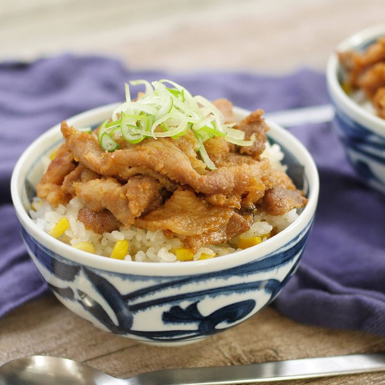 丼に盛り付けられた味噌バター豚丼