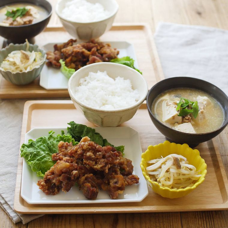食卓に並んだ豚こま唐揚げ定食