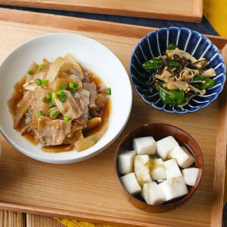 食卓に並んだ豚バラ大根の重ね煮定食