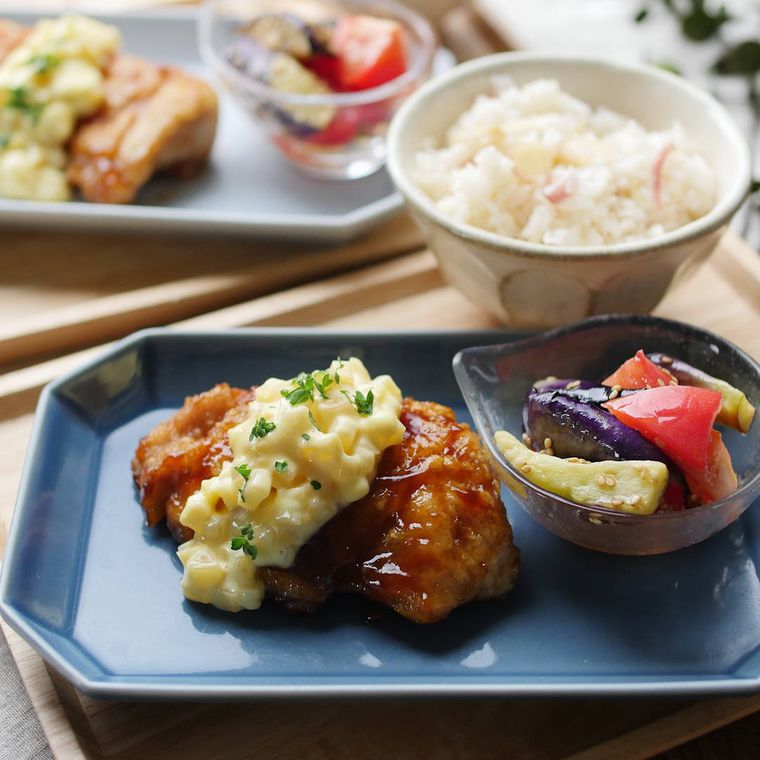 食卓に並んだチキン南蛮風定食