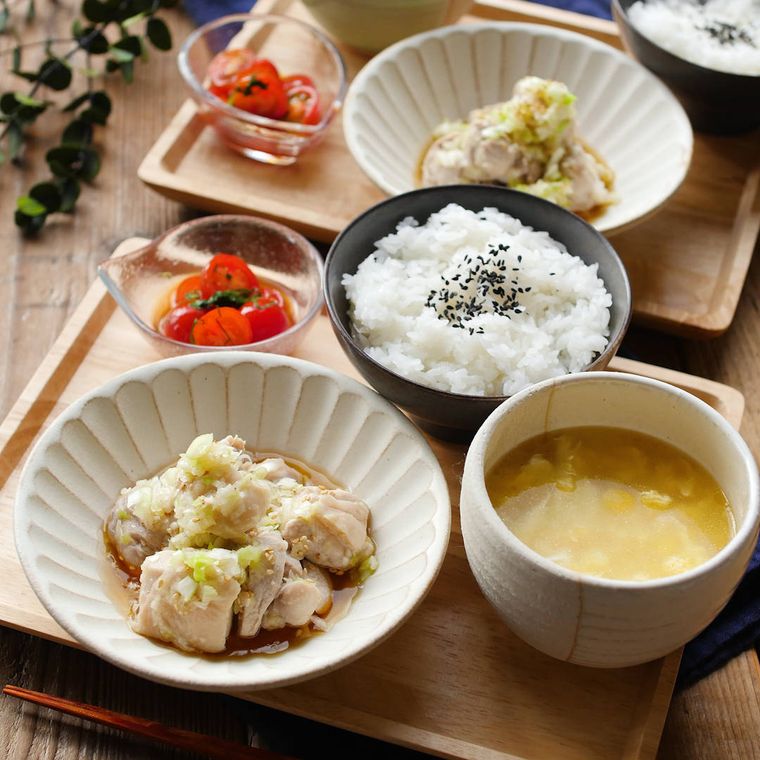 食卓に並んださっぱりねぎ塩チキン定食