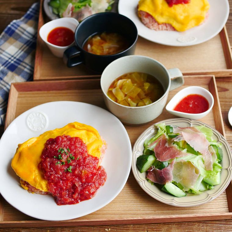食卓に並んだオムライス定食