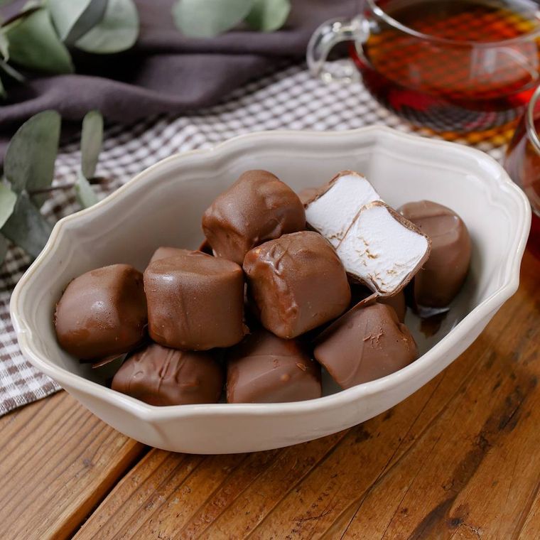 グレーの皿にチョコマシュマロがのっている様子