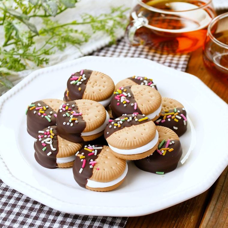 白い皿にのったマシュマロサンドクッキー