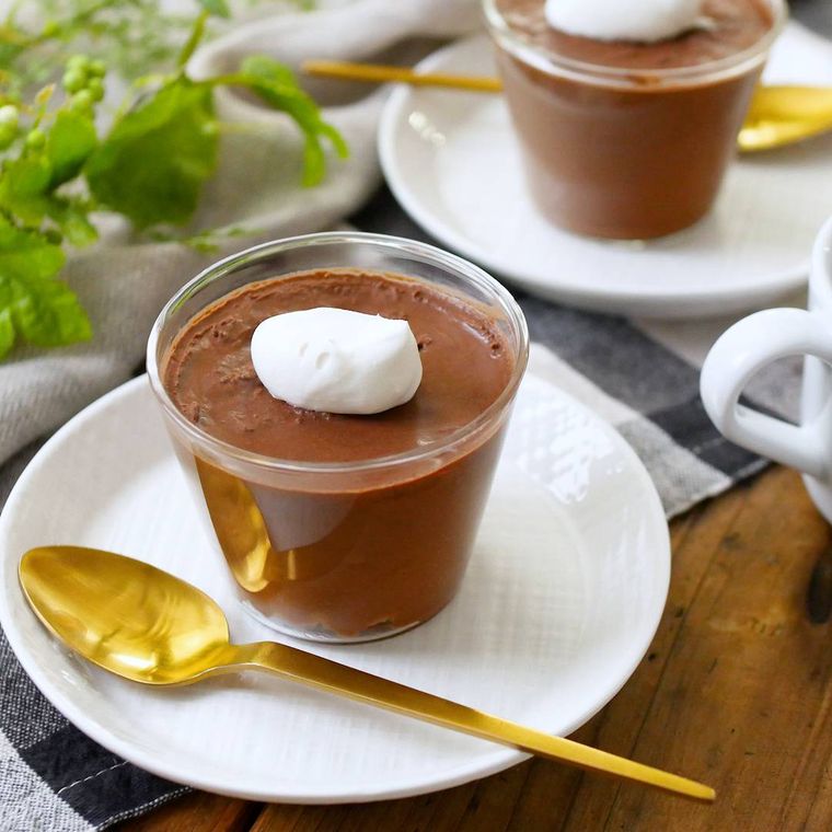 チョコレートムースに金のスプーンが添えられている様子