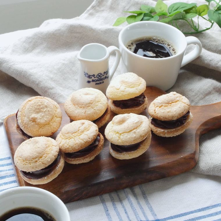 プレートに並べられているチョコブッセ
