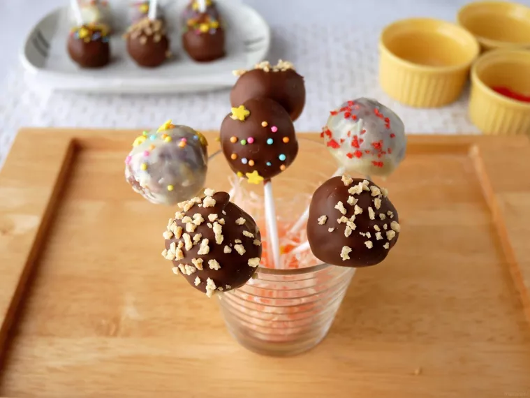 透明のカップに入ったケーキポップ