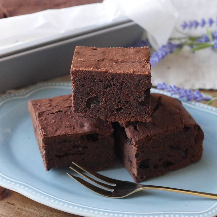 水色の皿に盛りつけられたブラウニー