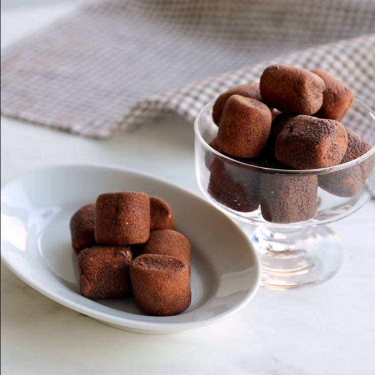 ガラスの器と白い皿に盛りつけられたチョコがけマシュマロ