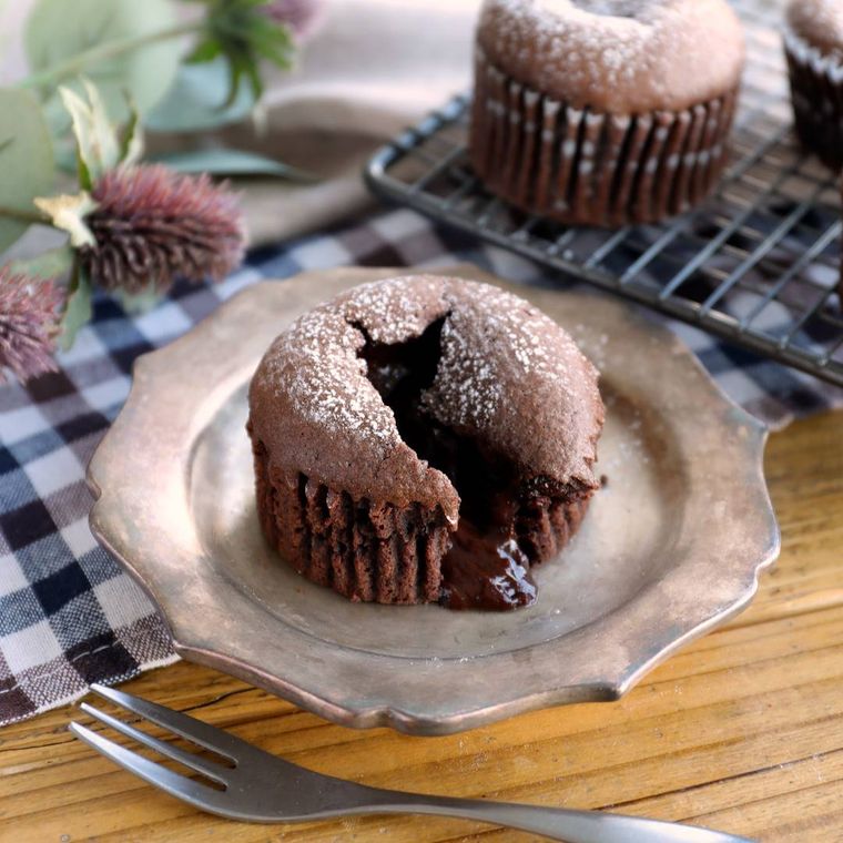 中からチョコレートがとろけ出すフォンダンショコラ