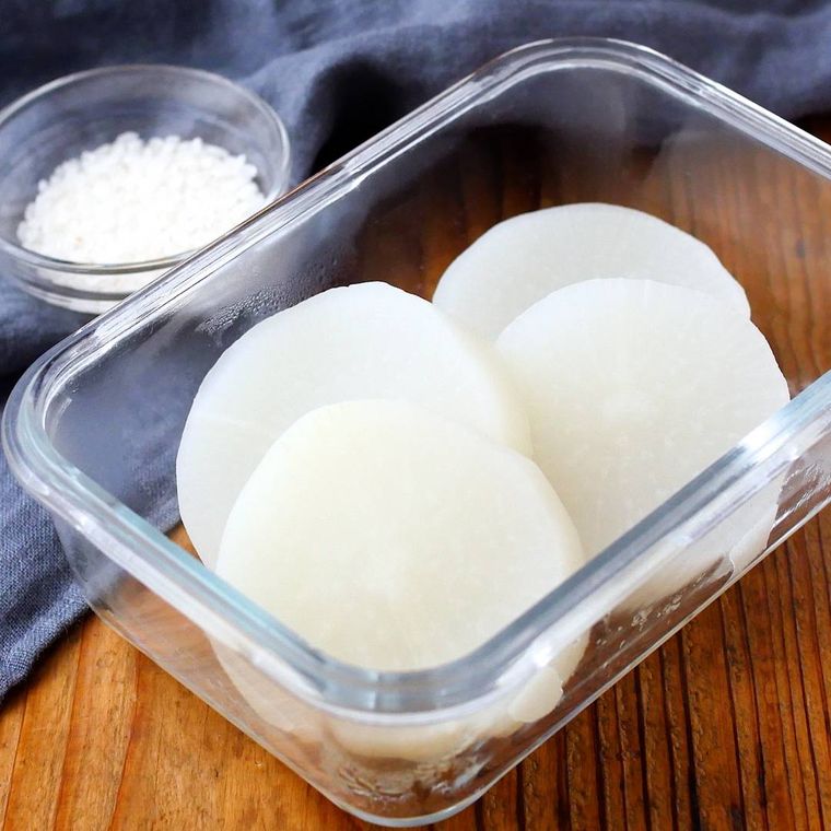 ガラスの保存容器に入った輪切りの大根