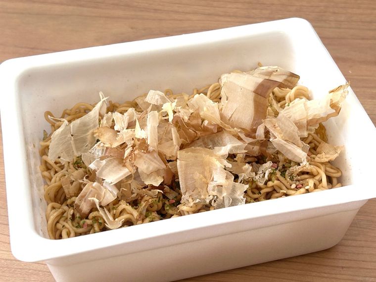 酢とかつおぶしをかけたぺヤング