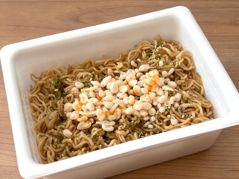揚げ玉とラー油をかけたぺヤング