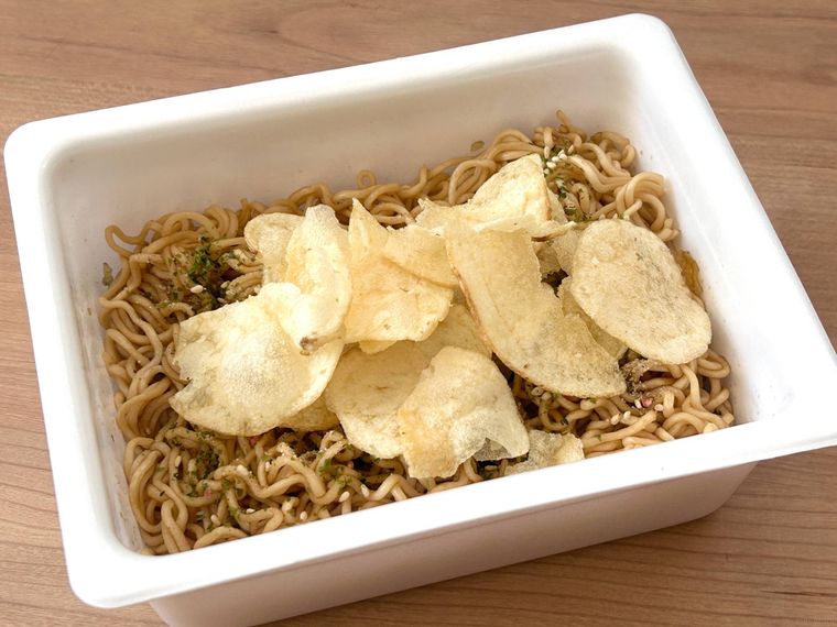ポテトチップスをかけたぺヤング