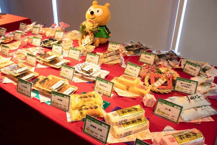 豪華なおせちがこの値段!ローソンストア100の「100円おせち」が本格派の画像