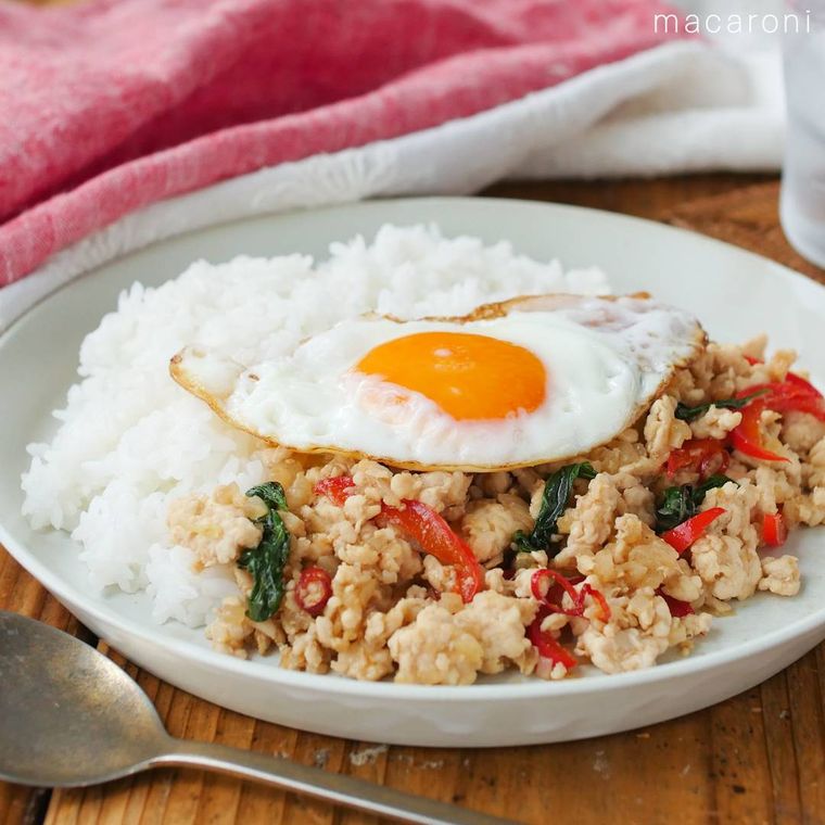 白い皿に盛りつけられた鶏ひき肉とバジル、目玉焼きのガパオライス