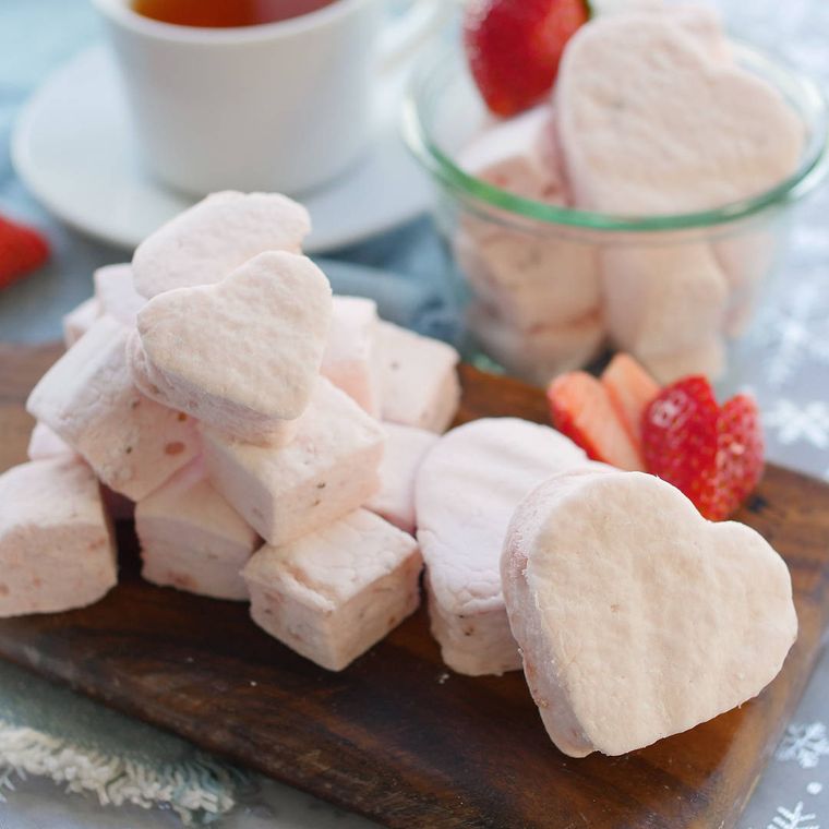 木製のトレーと透明な器に並べた、ハート形のマシュマロ