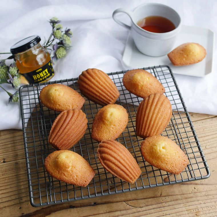 黒い網の上に並べたマドレーヌ