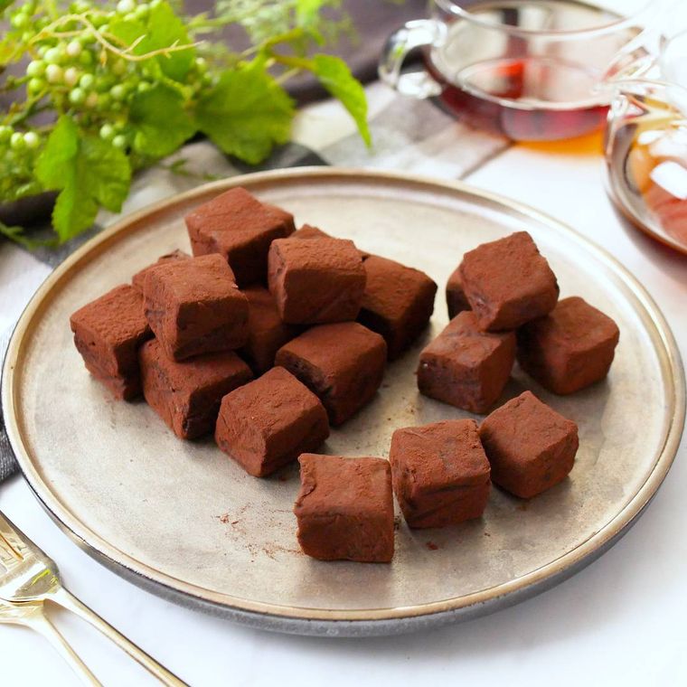 丸皿に盛り付けたバナナ生チョコレート