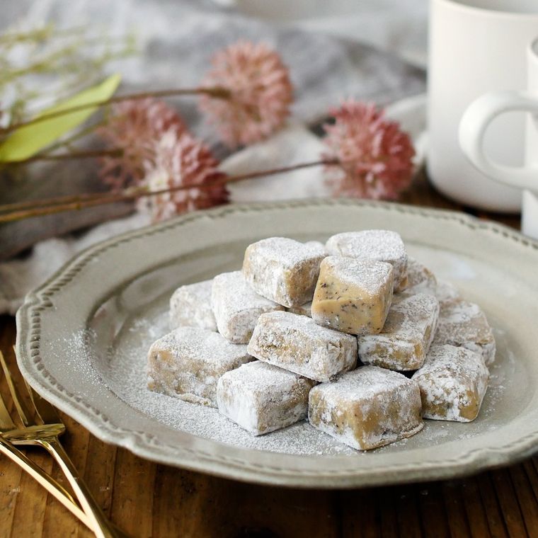 洋食器に盛り付けたミルクティー生チョコレート