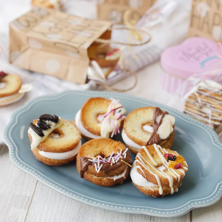 洋食器に盛り付けたドーナツスモアサンド