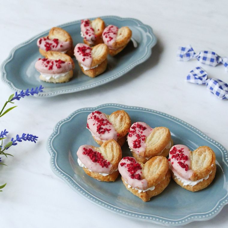 洋食器に盛り付けたストロベリーパイサンド