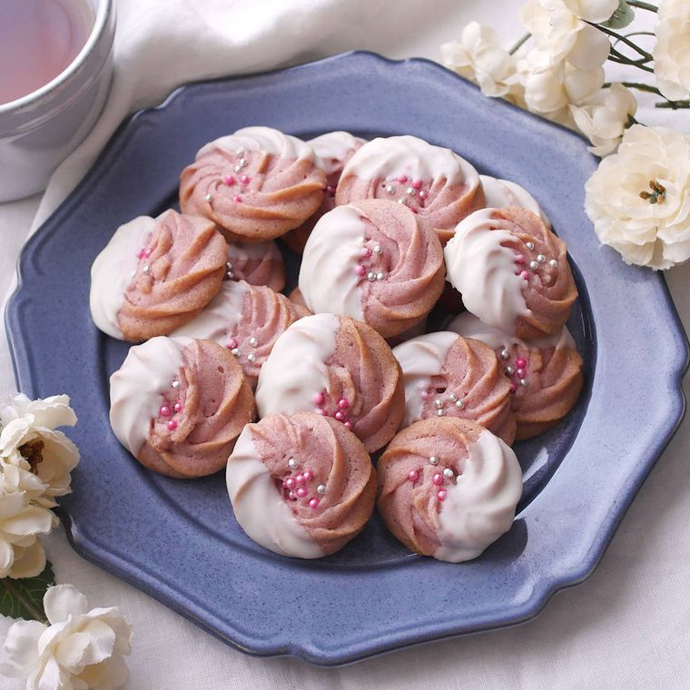 青い洋食器に盛り付けたチョコといちごのクッキー