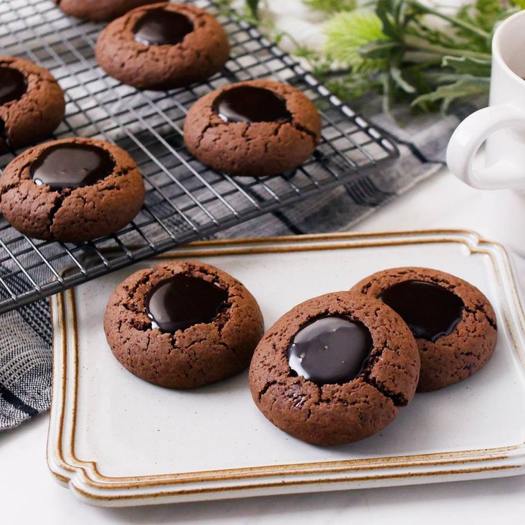 ベージュの平皿に盛り付けたガナッシュクッキー