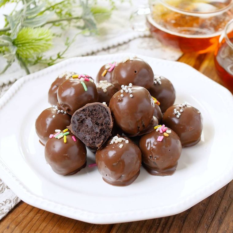 白い洋食器に盛り付けたオレオボール