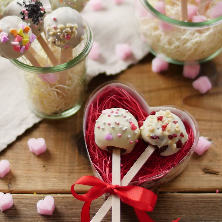 ハート型のボックスに入ったポップケーキ