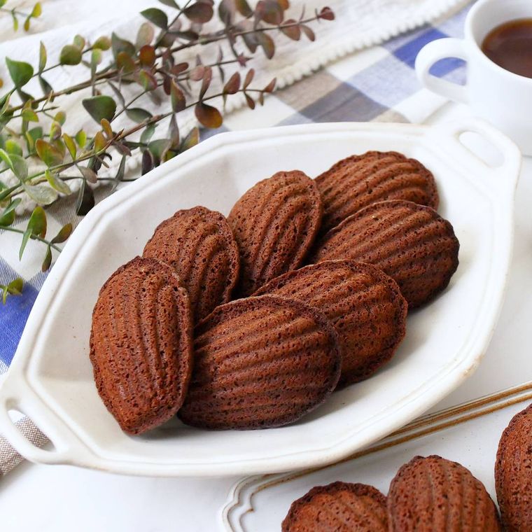 白い洋食器に盛り付けたチョコマドレーヌ