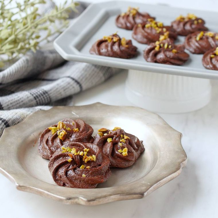 洋食器に盛り付けたサクホロ焼きチョコ