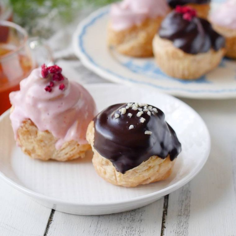 白い丸皿に盛り付けたクロフィン