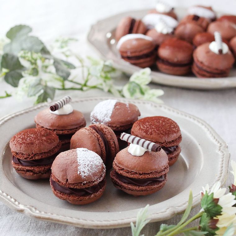 ベージュの洋食器に盛り付けたマカロン・ショコラ