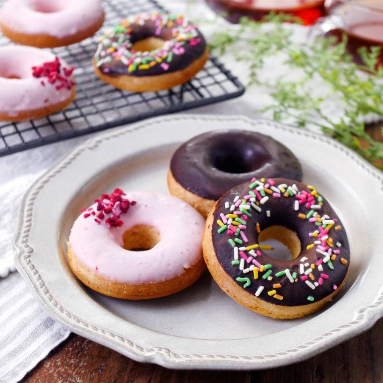 洋食器に盛り付けた焼きドーナツ