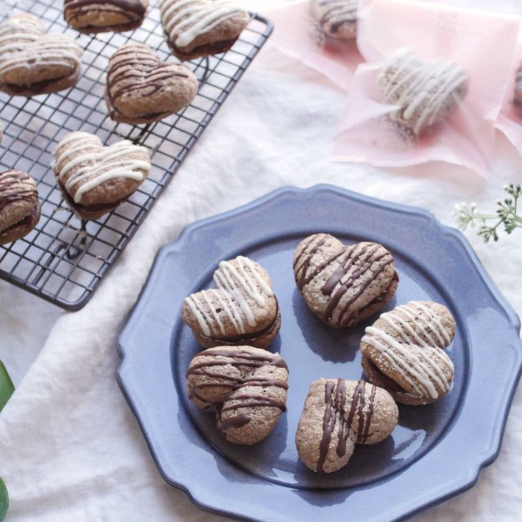 青い洋食器に盛り付けたチョコブッセ