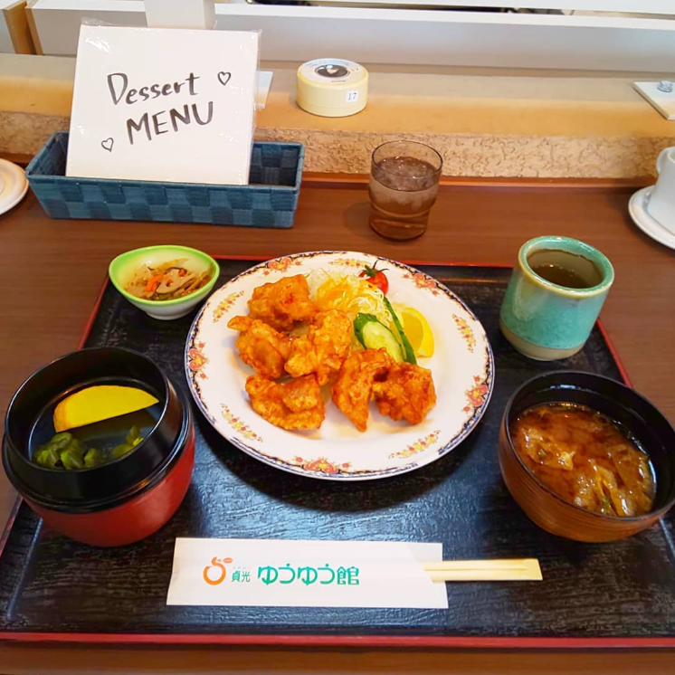 黒いおぼんの上にみそ汁とごはん、箸休め、阿波尾鶏の唐揚げ、お茶が置かれている