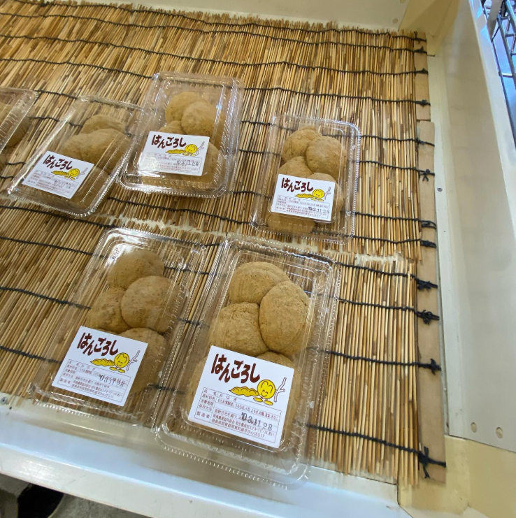 ござを敷いたトレーの上にはんごろしが6パック置かれている