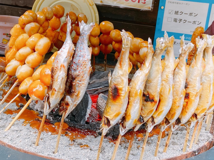 囲炉裏で鮎やでこまわしなどを焼いているお食事処 やま里の店頭