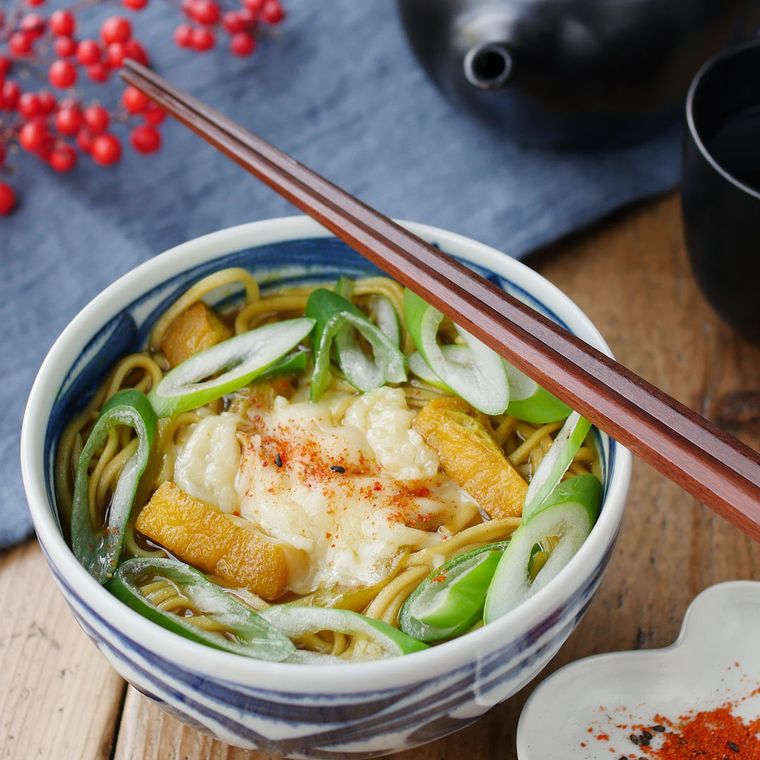 丼に入ったとろけるチーズカレーそば