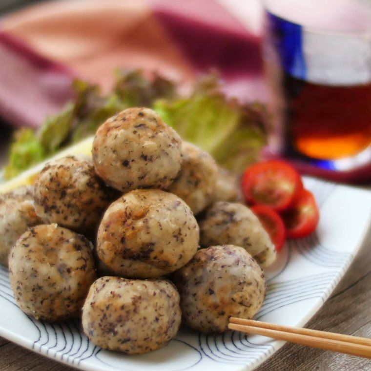 角皿に盛り付けた里芋チーズボール