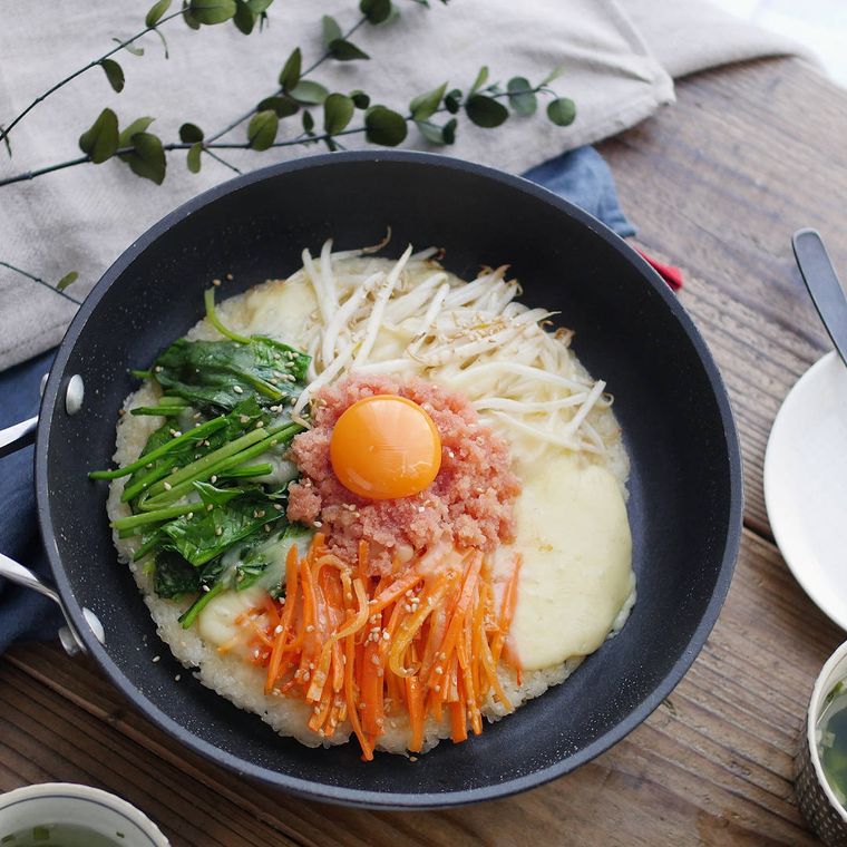 黒い丼に入ったピリッと明太チーズビビンバ