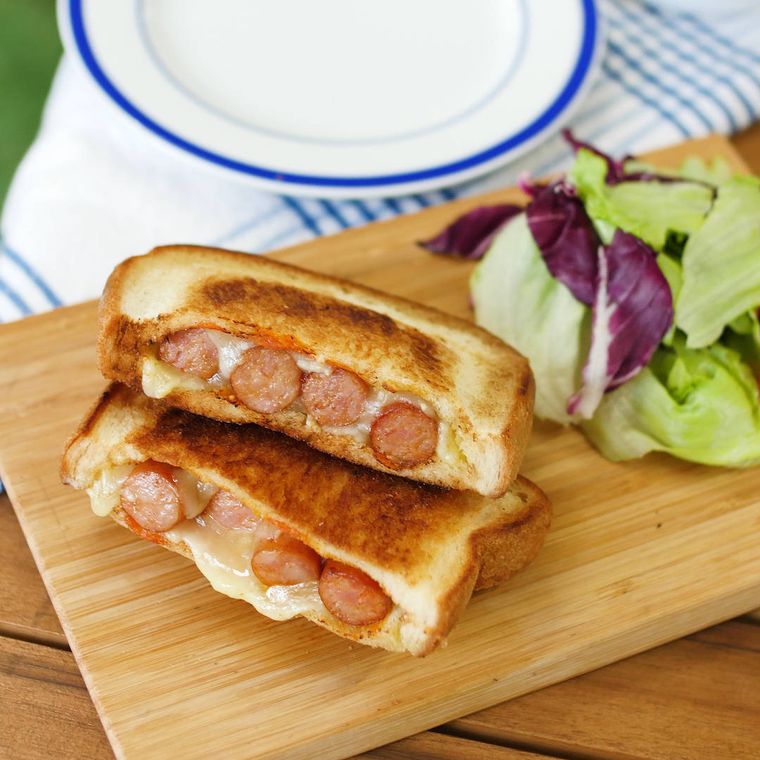ウッドプレートに盛り付けたカレーチーズのポケットサンド