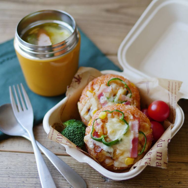 ランチボックスに入ったイタリアン焼きおにぎり弁当