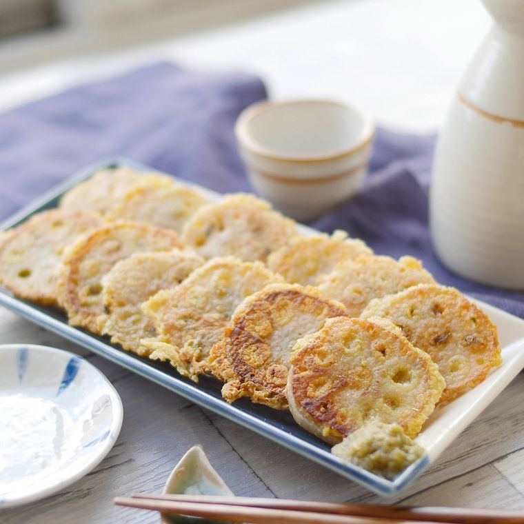 角皿に盛り付けたれんこんのねぎチーズはさみ焼き