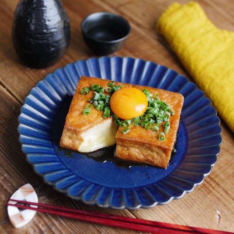 藍色の皿に盛り付けた厚揚げチーズ照り焼き