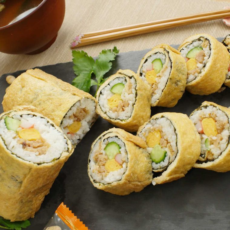 器に盛られた、きつね恵方巻