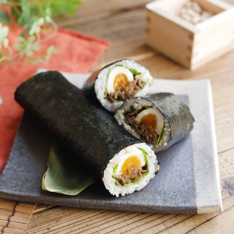 器に盛られたスタミナ恵方巻き