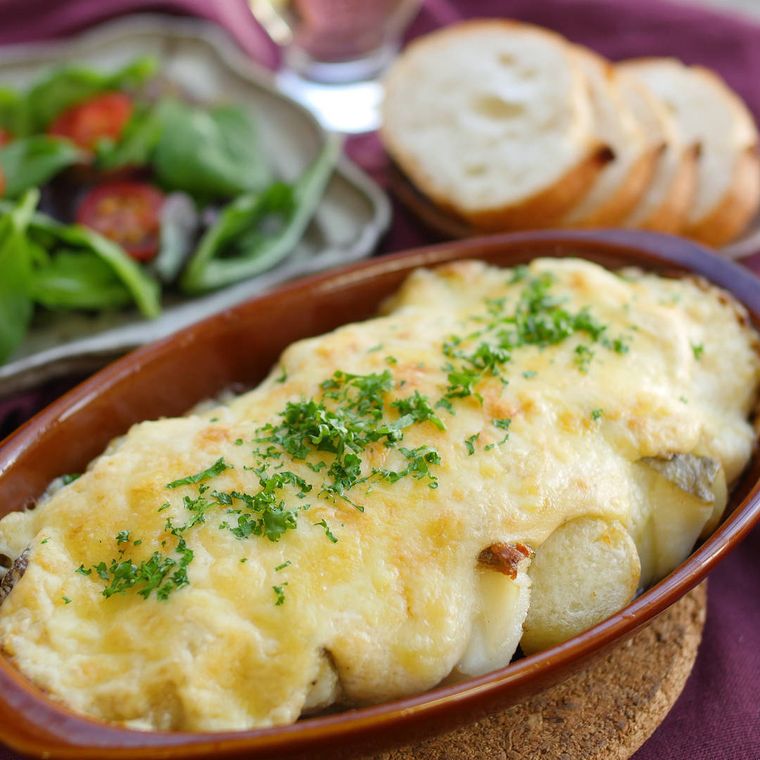 たらとじゃがいも入りの豆腐クリームグラタンと、サラダ、フランスパン